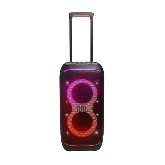 bocina portátil jbl partybox stage 320 con mango telescópico extendido, vista frontal centrada de rejilla negra con dos drivers iluminados y show de luces en rojo y morado, logo JBL visible y base con ruedas para transportar, ideal para fiestas y eventos.