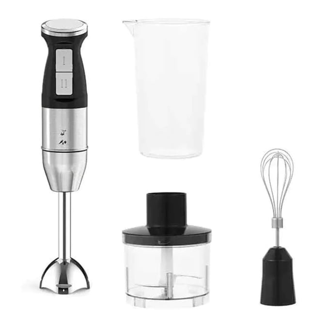 batidora de mano 4 en 1 bm-8006s boma negra con vaso medidor 600 ml y bol picador 500 ml; vista frontal del cuerpo ergonómico con botones, varilla metálica desmontable y protector de cuchillas de acero inoxidable de 4 hojas, picador con tapa negra y batidor de globo sobre fondo blanco; ideal para preparar purés y salsas rápidas.