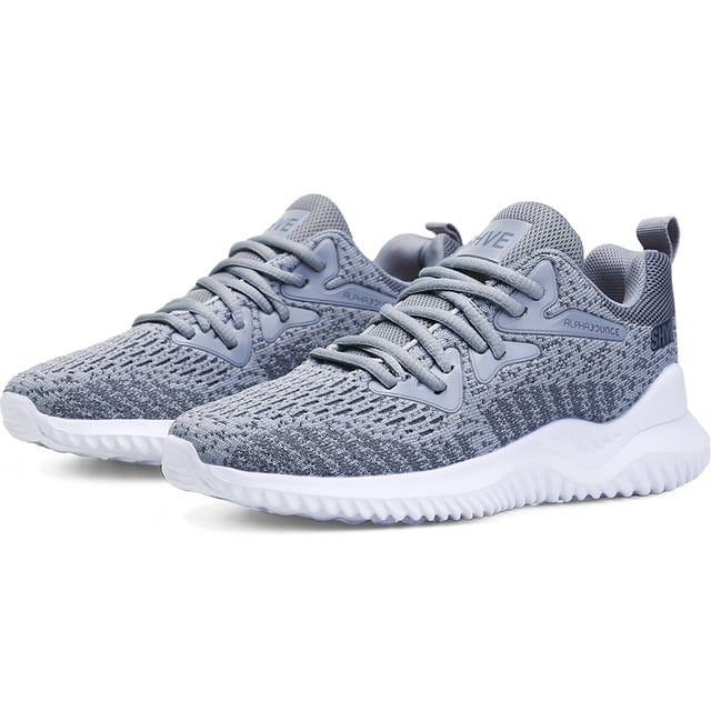 tenis mujer, zapatos mujer deportivos, zapatos de malla transpirable para mujer, zapatillas de deporte casuales de moda para entrenamiento caminar correr gimnasio Gris Shendy Vendy — par de tenis grises en 3/4 frontal con parte superior de malla tejida, cordones planos, collar acolchado y tira de talón; suela blanca ondulada de goma con dibujo de tracción antideslizante. Diseño liviano y transpirable según especificaciones; frecuentemente usados para viajes y uso diario.
