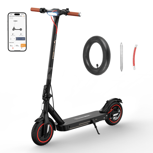 scooter electrico honey whale e9t negro Nuevo modelo E9T negro, vista 3/4 frontal del patín plegable en marco negro con detalles dorados, manillar recto con pantalla LCD y cable rojo, plataforma antideslizante, motor 500W y rueda 8.5 pulgadas con aro rojo y freno de disco trasero; acompañan neumático interior, parches y captura de la app móvil. Adecuado para desplazamientos urbanos y plegado rápido en 3 segundos.
