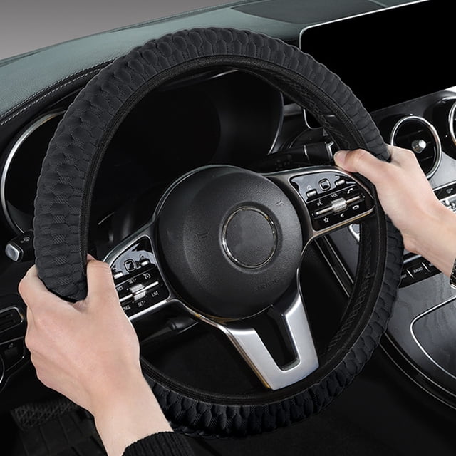 funda para volante de coche, antideslizante, fina, para volante deportivo Skimskl negro — vista frontal 3/4 de cubierta delgada y texturizada ajustada a volante deportivo; patrón acolchado antideslizante visible, manos en posición de conducción y tablero del auto al fondo; fácil de limpiar y suele usarse también para proteger el volante durante viajes.