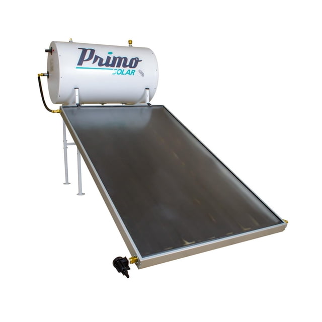 calentador solar panel plano primo 150 l gris, vista 3/4 frontal con tanque cilíndrico gris con logo Primo Solar sobre soporte y colector plano inclinado con placa de vidrio templado texturizada y conexiones doradas. Capacidad 150 L, colector de cobre y cubierta anti impacto; funciona en baja o alta presión y rinde para 3–4 usuarios; también suele usarse para precalentar agua en lavaderos pequeños.