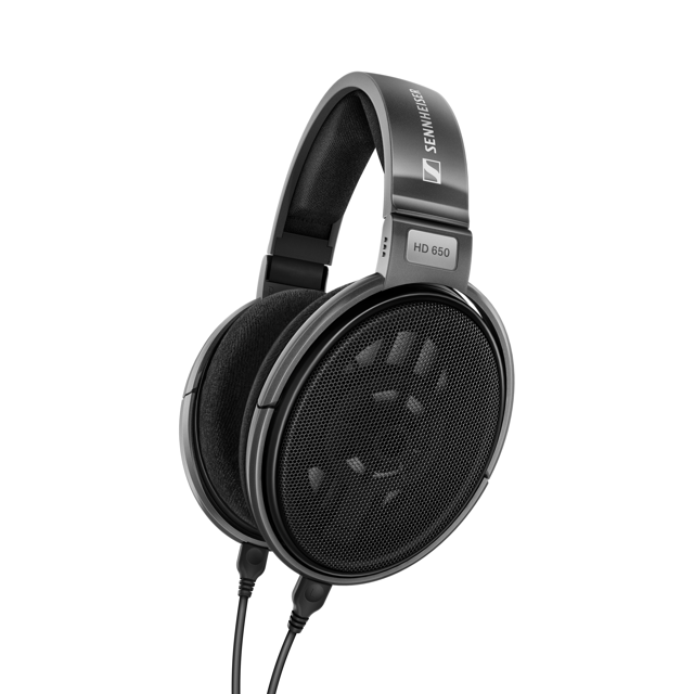 sennheiser hd 650: auriculares dinámicos con parte trasera abierta de alta resolución para audiófilos, vista 3/4 de auriculares circumaurales negros con diadema acolchada, almohadillas de tela, rejilla trasera metálica circular y cable doble desmontable; driver dinámico visible, también adecuados para sesiones críticas de mezcla en casa.