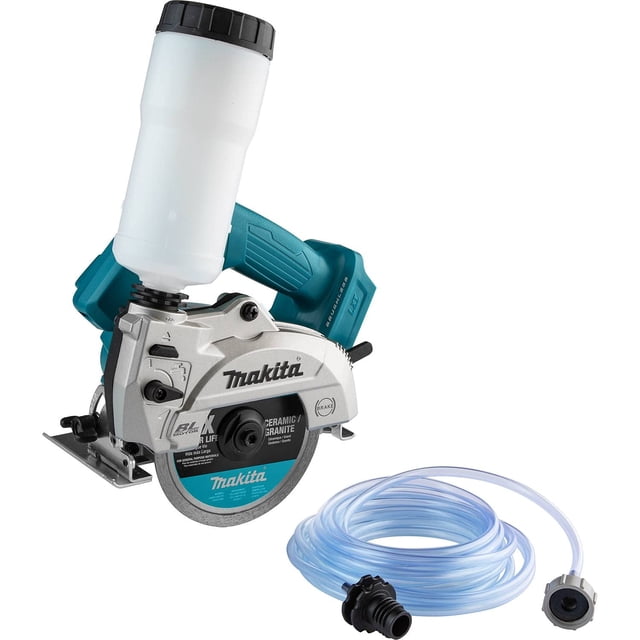 sierra para albañilería makita xcc01z, 18 v, lxt®, iones de litio, 5 pulgadas, inalámbrica 3/4 frontal; sierra de mano con carcasa plateada y empuñadura teal, disco de 5" con logo Makita visible y depósito de agua blanco semitranslúcido montado encima; base metálica y control de profundidad visibles, manguera transparente enrollada al lado; apta para cortes de mampostería con sistema de suministro de agua integrado, suele usarse también para corte de azulejos en obra.