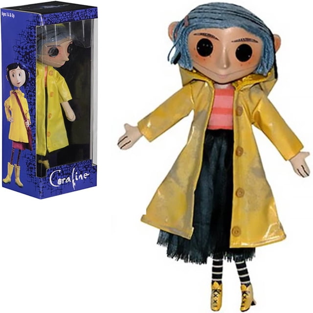 figura de acción kobosy neca coraline the movie 10 prop replica nueva sellada. Muñeca de 10 pulgadas con impermeable amarillo, suéter rosa a rayas, falda negra con tul, medias a rayas y botas amarillas; cabeza con ojos de botón negros y cabello azul. Caja exhibidora multicolor con ilustración de Coraline visible a la izquierda; a menudo usada como pieza de colección en vitrinas.