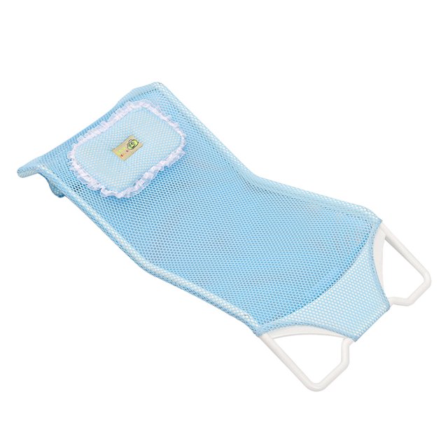 almohadilla de baño de seguridad antideslizante de seguridad para bebés recién nacidos soporte de asiento de bañera para ducha de bebé (azul) malla inclinada con marco metálico blanco, vista 3/4; soporte azul claro de malla transpirable con área para la cabeza con volante, forma curvada para sostener la espalda y la cadera, hebillas en U invertida en los extremos para asegurar al borde de la bañera; material PP y malla, tamaño 56x26x9 cm, adecuada para baño de recién nacidos y, a menudo, usada como soporte de malla para mantener al bebé relajado durante el lavado.