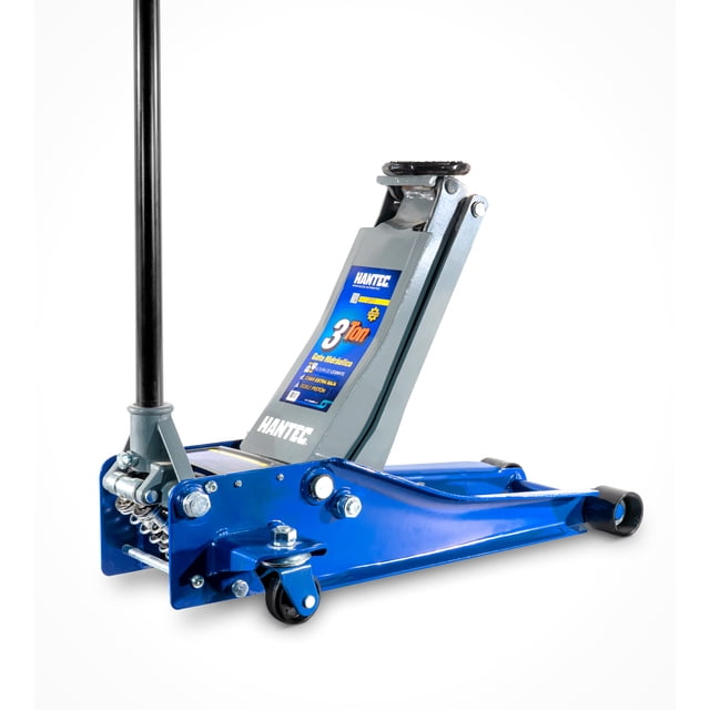gato hidraulico de patin hantec doble piston perfil bajo 3 toneladas hantec herramienta automotriz Azul, vista frontal en 3/4 mostrando base baja y brazo inclinado con etiqueta Hantec 3 Ton, doble pistón, ruedas de rodamiento, palanca vertical desmontable, altura mínima 85 mm y máxima 525 mm, acabado metálico pintado; también útil para elevar equipos pesados en talleres pequeños.