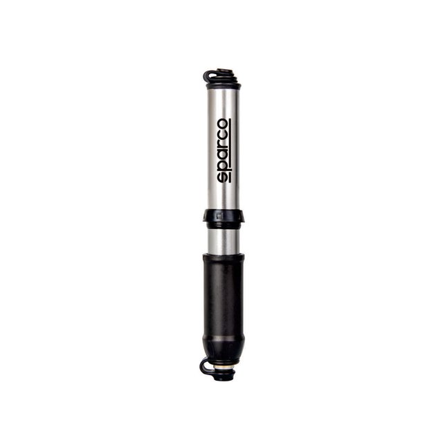 sparco bomba de aire mini portátil de aluminio para bicicleta y scooter gris — Vista frontal vertical de una bomba compacta ø 2.2 x 18 cm; cilindro superior de aluminio con logotipo Sparco en negro, cuerpo de plástico de nailon negro con agarre ergonómico, anillas de sujeción y conector de válvula visible sobre fondo blanco; también suele usarse como inflador portátil para patines o pelotas en salidas cortas.
