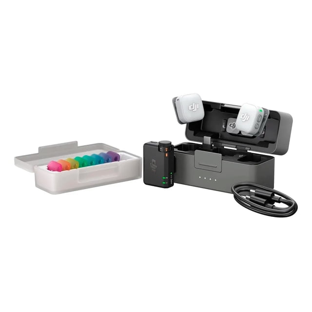 dji mic mini 2 (2 tx + 1 rx + charging case) Transparente — Estuche de carga abierto con dos transmisores blancos 'dji' en la tapa, receptor negro con indicadores LED en la base, cable USB y caja de espumas de colores; compatible con cámaras, teléfonos (USB-C/Lightning o Bluetooth) y ecosistema DJI OsmoAudio. También se usa frecuentemente para grabar audio portátil en viajes.