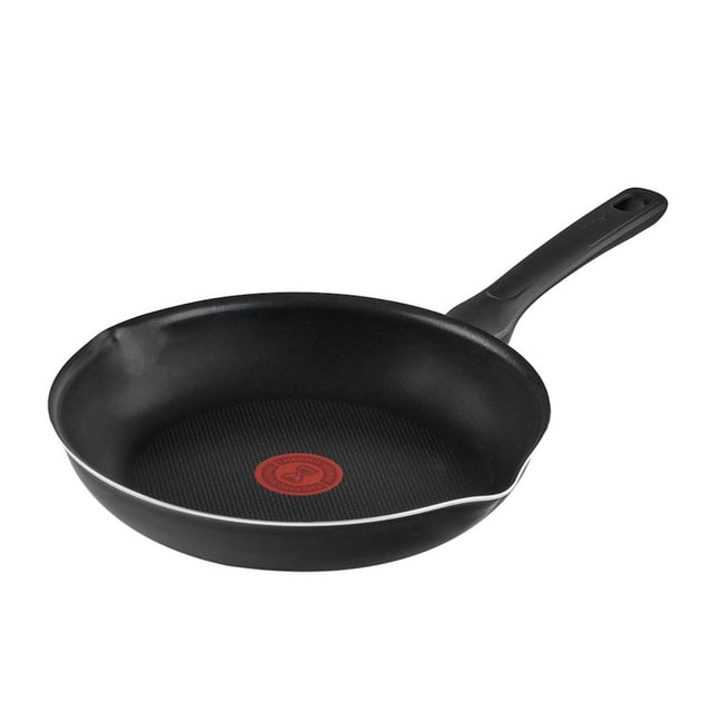 sartén 24 cm aluminio antiadherente xl titanium tefal t-fal. Sartén negra 24 cm, vista 3/4, cuerpo de aluminio con revestimiento antiadherente con partículas de titanio y textura interior, punto Thermo-Señal rojo en el centro, borde curvo y mango largo de baquelita antitérmica; fácil de lavar y también usada para saltear porciones pequeñas.