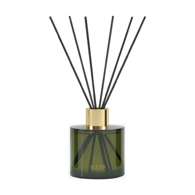 difusor de aroma roura secret garden 100 ml, clavel, ylang ylang y hojas de violeta blanco 7.5 — difusor aromático Roura con botella cilíndrica blanca, tapa dorada y varillas negras en vista frontal; 100 ml, fragancia floral de clavel, ylang ylang y hojas de violeta, ideal para ambientar baños o salas y apto también para perfumar armarios pequeños.