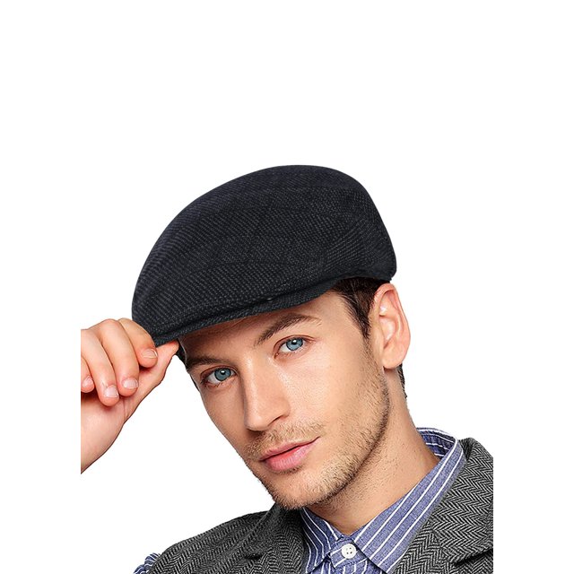 gorra tipo boina para hombre, gorra plana, gorra con visera, boina negra Fokelyiam; 3/4 frontal sobre modelo con visera corta curvada, tejido texturizado visible, ajuste elástico talla única (59–63 cm) y orejeras ocultas para clima frío, fondo blanco, estilo casual de otoño e invierno; también adecuada para combinar con abrigos y camisas.