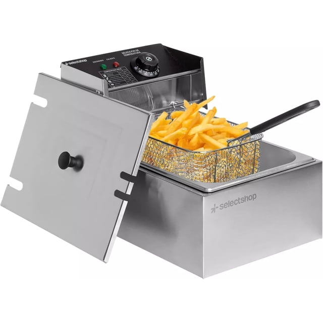 freidora aceite eléctrica 6 lt industrial 2500w acero inoxidable, vista 3/4 frontal con tapa abierta y cesta metálica de mango negro llena de papas fritas; cuerpo rectangular de acero inoxidable con panel superior negro, perilla termostato y luces indicadoras, bandeja de aceite visible y logotipo Selectshop, ideal para cocina comercial o eventos.