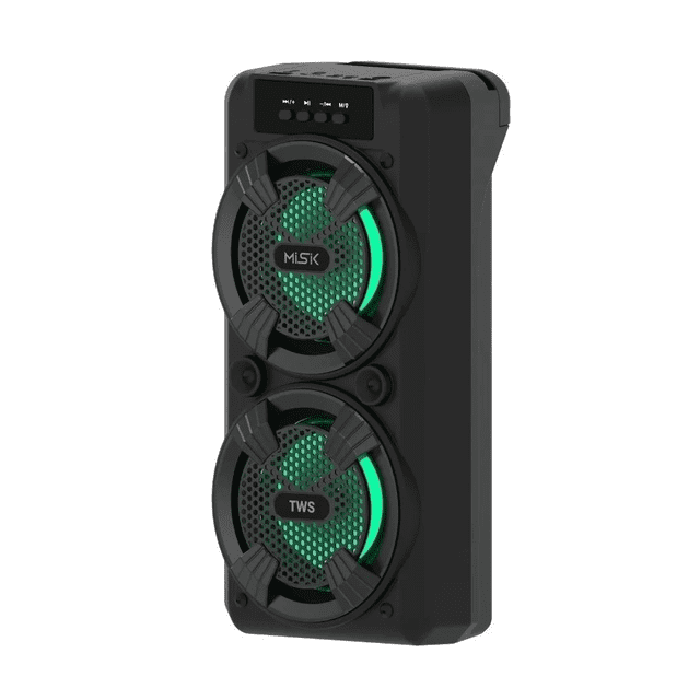 misik - bocina bluetooth 2 x 4 bafle - luces led - tws color negro, vista frontal 3/4 de bafle portátil negro con dos woofers de 4" apilados y rejillas circulares; anillos LED verdes sincronizados con la música, panel superior con botones y entradas USB y microSD, indicador TWS en el cono inferior, entrada auxiliar y asa integrada; batería recargable y apta para uso exterior. Suele usarse también para amplificar audio en reuniones al aire libre.