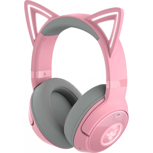 razer kraken kitty v2 bt auriculares inalámbricos rgb: orejas y auriculares chroma rgb kitty rosa, vista 3/4 frontal de auriculares over‑ear con diadema ajustable y orejas de gato iluminadas Chroma RGB; almohadillas grises acolchadas en tela y piel sintética, carcasa con rejilla y logo iluminado, botones en copa derecha, Bluetooth 5.2 y puerto USB-C visibles; también suelen usarse como headset ligero para streaming o llamadas en movimiento.