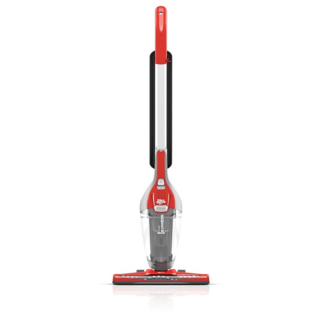 dirt devil poder express lite Aspiradora vertical roja, vista frontal centrada con mango largo y depósito translúcido, base plana con cepillo y logo Dirt Devil; diseño compacto que suele usarse para limpieza rápida en interiores y en accesorios para auto.