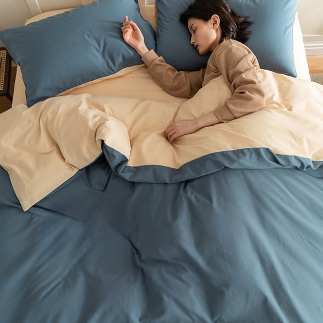 juego de cama de 4 piezas para dormitorios | poliéster suave lavado reversible multicolor#4. Vista frontal de cama con funda nórdica reversible mostrando lado azul grisáceo exterior y beige interior; sábana ajustable azul en la base y 2 fundas de almohada azules, textura lavada visible en tela, fondo de dormitorio minimalista; también suele utilizarse en alojamientos temporales o habitaciones de oficina por su facilidad de uso.