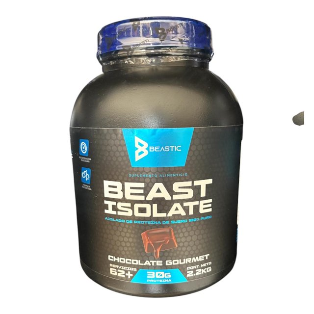 proteína isolada beastic beast isolate – chocolate gourmet 2.2kg | 30g por porción Frasco frontal negro con etiqueta azul y gris que muestra "BEAST ISOLATE" y logo Beastic; indica Chocolate Gourmet, 30 g de proteína por porción, más de 62 servicios y cont. neto 2.2 kg. Tapón sellado, patrón hexagonal en la etiqueta; uso sugerido: mezclar una porción en agua o bebida.