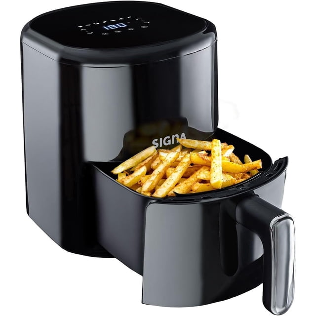 freidora de aire electrica air fryer horno digital multifunciona temperatura ajustable antiadherente temporizador con apagado automático ideal para hogar (5 litros) Vista 3/4 frontal de freidora SELECTSHOP negra con canastilla extraíble llena de papas; carcasa brillante, pantalla LED táctil en la parte superior que muestra cifras, asa plateada de tacto frío y bandeja antiadherente parcialmente fuera del compartimento. También es adecuada para recalentar sobras y dorar alimentos rápidos.