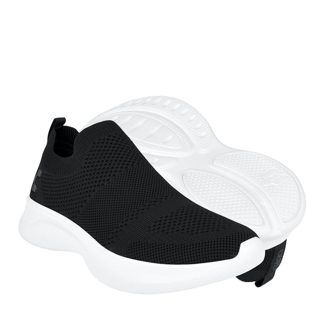 tenis charly hombre 1086252005 textil negro calceta ajustada, vista 3/4 frontal con suela volteada; par de tenis negros de textil tipo calceta con puntera redondeada, tira de jalón en talón y suela blanca de espuma con dibujo antideslizante; diseñados para amortiguación al caminar, correr o usar en el gym, también suelen usarse para trayectos urbanos cortos.