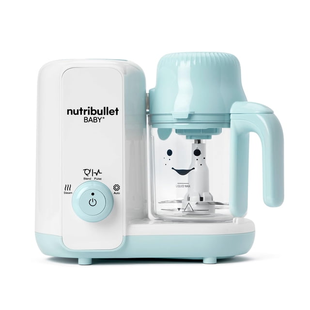 nutribullet baby steam and blend Blanco y azul, vista frontal centrada del procesador para bebés con base blanca y acentos aqua; tazón transparente con asa y tapa, cuchilla visible y marcas de nivel, dial frontal con botón de pulsar e iconos de vapor, pulse y ciclo automático; permite cocer al vapor y licuar en el mismo recipiente; también suele usarse para preparar y guardar porciones pequeñas para viaje.