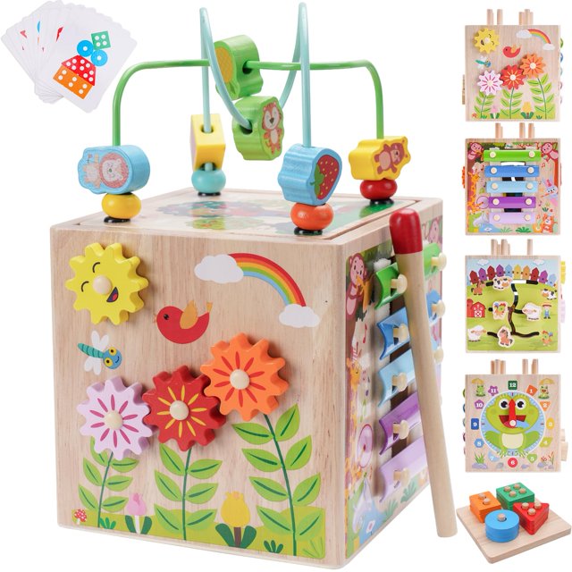 juguete montessori de madera activity cube kmtjt para más de 12 meses con juego Cubo de actividad de madera en vista 3/4 con laberinto de cuentas giratorio en la parte superior, piezas con formas de fruta y animal, lateral con xilófono de colores y mazo, engranajes giratorios, clasificador de formas con bloques encajables y conjunto de tarjetas ilustradas; diseñado para estimular motricidad fina, reconocimiento de formas y colores; a menudo se usa también como juguete de viaje por su tamaño compacto.