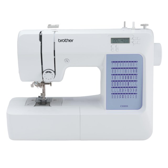 máquina de coser brother cs5055 computerizada 60 puntadas lcd, vista frontal centrada del cuerpo blanco con pantalla LCD en la parte superior derecha; panel lateral azul muestra 60 puntadas integradas y 7 ojales automáticos, enhebrador automático visible, placa de aguja metálica y amplio espacio de aguja a brazo, adecuada para proyectos grandes.