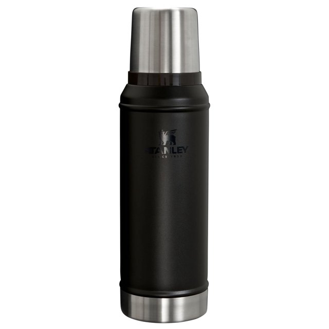 botella aspiradora stanley classic legendary 1l negra termo cilíndrico frontal con cuerpo negro mate y base y tapa de acero inoxidable cepillado; logotipo Stanley en el centro, boca ancha cuya tapa funciona como vaso de 8 onzas, diseño alto con aislamiento para mantener líquidos fríos o calientes hasta 24 horas, adecuada para llevar café o sopa al trabajo.