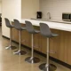 thumbnail image 2 of Sillas para Bar y Barra de Cocina con Respaldo y Reposapies de Altura Ajustable Banco Taburete Giratorio con Asiento Acolchado de Diseño Moderno Set 4 Piezas Gris, 2 of 7