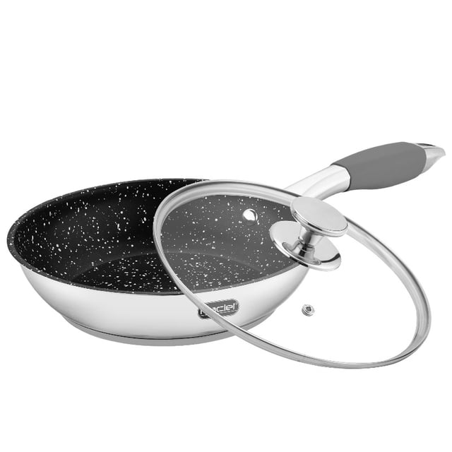 sartén 24 cm acero inox antiadherente con tapa inducción fraciel sartén de 24 cm en acero inoxidable plateado con interior antiadherente negro moteado, mango ergonómico gris y tapa de vidrio con borde de acero en vista 3/4 sobre fondo blanco; apta para inducción y lavavajillas, ideal también para saltear porciones individuales.