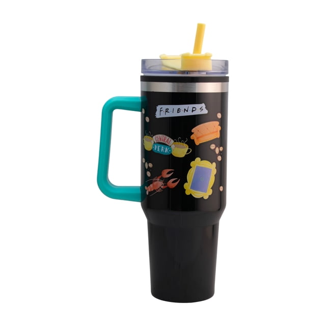 termo alto doble pared con asa y popote, friends, diseño icónico de la serie, capacidad 1.2 litros, negro — termo alto negro de 1.2 L con doble pared y asa ergonómica verde; vista frontal 3/4 con tapa transparente y popote amarillo integrado; decorado con íconos de FRIENDS como el sofá naranja, el marco amarillo y el logo Central Perk; altura 27.5 cm y boca 10 cm. A menudo usado para llevar bebidas frías en salidas y viajes cortos.