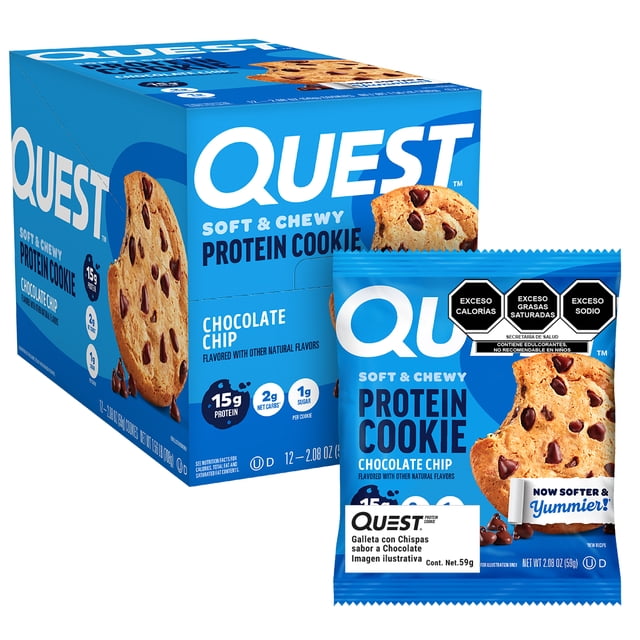 galleta quest nutrition con chispas de chocolate pccc12 caja con 12 galletas y paquete individual azul, vista 3/4 mostrando galletas redondas con chispas de chocolate; empaque indica 15g de proteína, 4g de carbohidratos netos y menos de 1g de azúcar, y muestra sellos de exceso de calorías/grasas/sodio; ingredientes declaran leche y posible trazas de huevo, cacahuate, soya, trigo, nueces y pescado. A menudo usada como galleta proteica para consumo rápido fuera de casa.