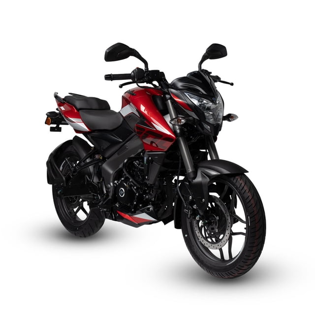 motocicleta bajaj deportiva pulsar ns 200 rojo ug 2025 vista 3/4 frontal; naked sport rojo con detalles negros y grises, chasis perimetral y horquilla invertida visibles, freno de disco delantero, llantas de aleación, asiento dividido ergonómico y tanque aerodinámico. Con enfriamiento líquido y transmisión de 6 velocidades; a menudo se usa para prácticas de manejo urbano y entrenamiento avanzado.
