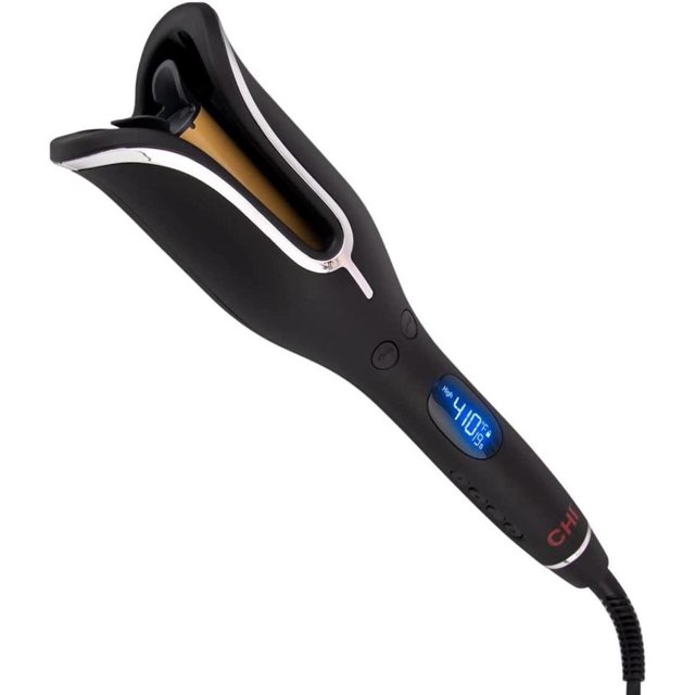rizador automático para cabello spin n curl negro Rizador automático CHI Spin N Curl en negro, vista en 3/4 que muestra la cámara de cerámica dorada de 1.25 in, mango con pantalla digital azul que marca 410 °F, botones de dirección y controles de temperatura; ideal para crear rizos y ondas rápidos para peinados de ocasión.
