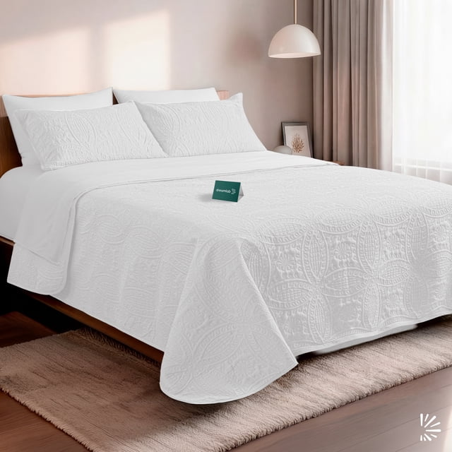 edredón queen ligero y juego de sábanas con fundas de almohada decorativas 7 piezas dreamlab moneda blanco — Vista frontal de cama queen (colcha ligera 225 x 240 cm) con colcha blanca acolchada con patrón 'moneda', dos fundas decorativas y juego de sábanas visible; tela de microfibra doble cepillado, ligera y antiarrugas, apta para climas cálidos y lavado a máquina; a menudo usado también como sobrecama ligera para viajes o casas de verano.