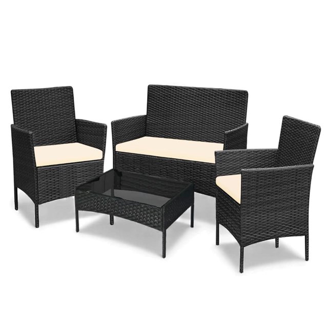 sala para jardín exteriores lumo tipo rattan 4 piezas con cojines Conjunto LUMO color negro, vista frontal centrada con sofá de 2 plazas (an. 90 cm), dos sillas individuales (an. 50 cm) y mesa baja con tapa de vidrio (alt. 40 cm); estructura de polietileno tejido tipo ratán y cojines crema de 5 cm con fundas desmontables, fondo blanco. Ideal para patio o balcón y a menudo usado como rincón de lectura al aire libre.