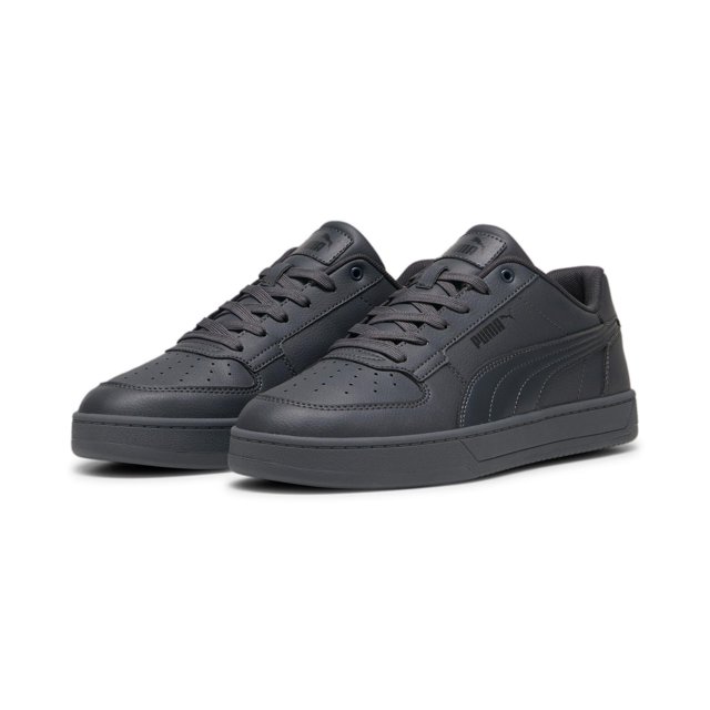 tenis puma 39229037 para hombre color negro Par de tenis PUMA negros para hombre, vista tres cuartos frontal; silueta baja con puntera redondeada, cordones planos, perforaciones en la puntera, franja lateral con logo PUMA en relieve y entresuela baja en acabado mate sobre fondo blanco. Adecuados también como calzado urbano casual.