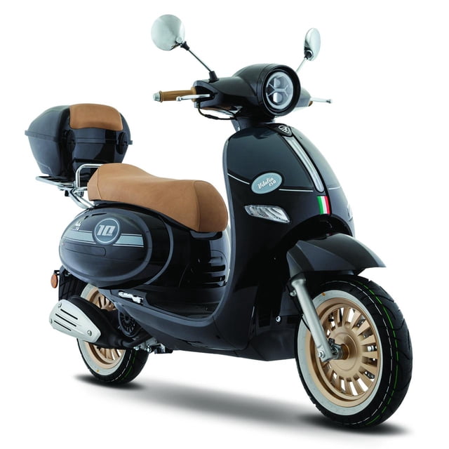 vitalia 150 italika negro motoneta 3/4 frontal, carrocería negra con franja tricolor, asiento y top case marrón claro, faro circular LED, espejos redondos y rines dorados; transmisión automática y arranque eléctrico. Suele usarse también para recorridos urbanos y entregas ligeras.