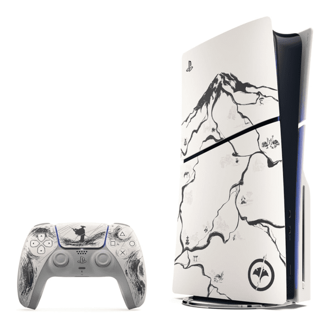consola playstation 5 1tb ghost of yotei black edicion limitada, vista 3/4 vertical con control DualSense inalámbrico al frente; torre blanca con ilustración de paisaje japonés en tinta negra inspirada en la máscara del personaje, mando con diseño de pinceladas doradas según especificación, consola sobre pedestal, memoria 1TB, resolución 4K y conectividad Wi‑Fi/Bluetooth/USB.
