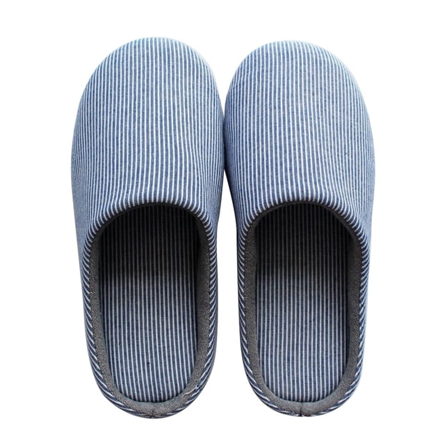 feltechelectr pantuflas de invierno a rayas azules para interior de casa, de algodón, para hombre (talla 44-45) Vista cenital de un par lado a lado; silueta cerrada con empeine bajo. Tejido de algodón con rayas finas azules y blancas, borde interior gris oscuro y plantilla a rayas; suela durable según ficha. Talla aprox. 27 x 12 x 1,5 cm; aptas para uso interior y para relajarse en casa.