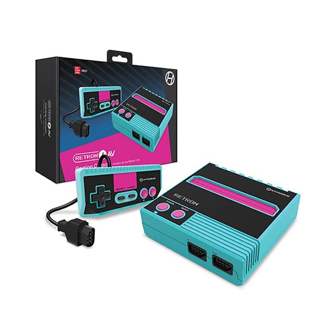 consola de juegos av retron 1 no incluye juegos consola retro AV Hyperkin color turquesa y negro con franjas fucsia, vista 3/4 frontal mostrando conectores frontales y puerto AV, control Cadet estilo clásico turquesa con botones fucsia, cable AV con conector de 9 pines y caja del producto detrás; adecuada para reproducir títulos SD/HDTV y a menudo usada como pieza de exhibición para colecciones retro.