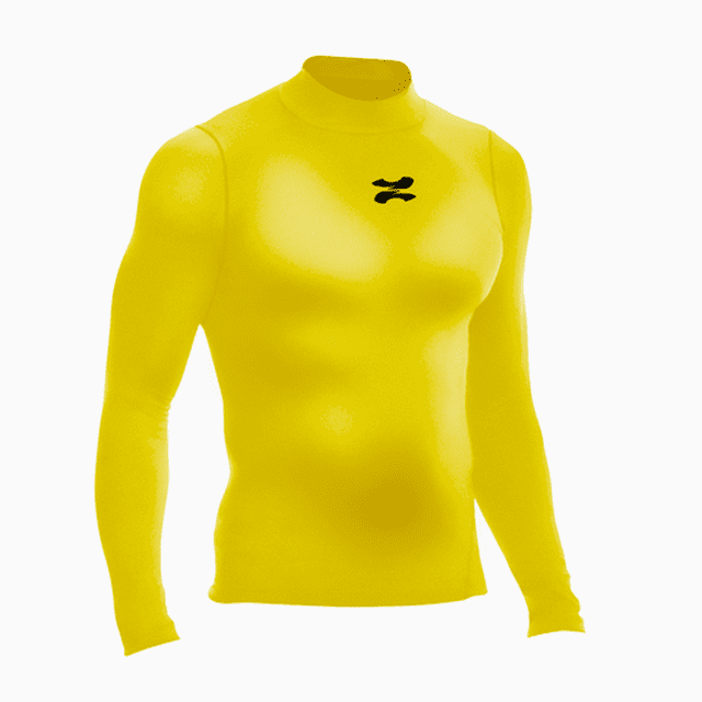 playera deportiva unisex zapari licra de compresion amarillo g vista frontal centrada de una playera manga larga ajustada en licra amarilla con cuello redondo alto y logo ZAPARI negro en el pecho; silueta entallada y textura elástica visible que indica compresión y movilidad, adecuada como capa base para ciclismo y entrenamiento, fondo blanco.