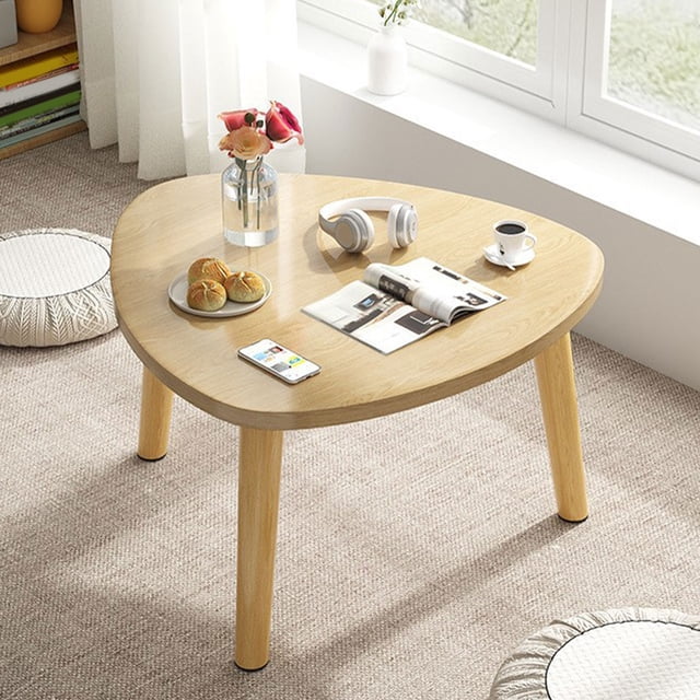 mesa triangular curva de madera para sala de estar khaki, mesa de centro triangular curva 40x40x30 cm con tablero amplio y esquinas redondeadas; patas cónicas de madera maciza con almohadillas antideslizantes, veta visible en la superficie y acabado sencillo, situada junto a una ventana como mesa de té o mesa de balcón, adecuada también como mesa de piso para dormitorio.