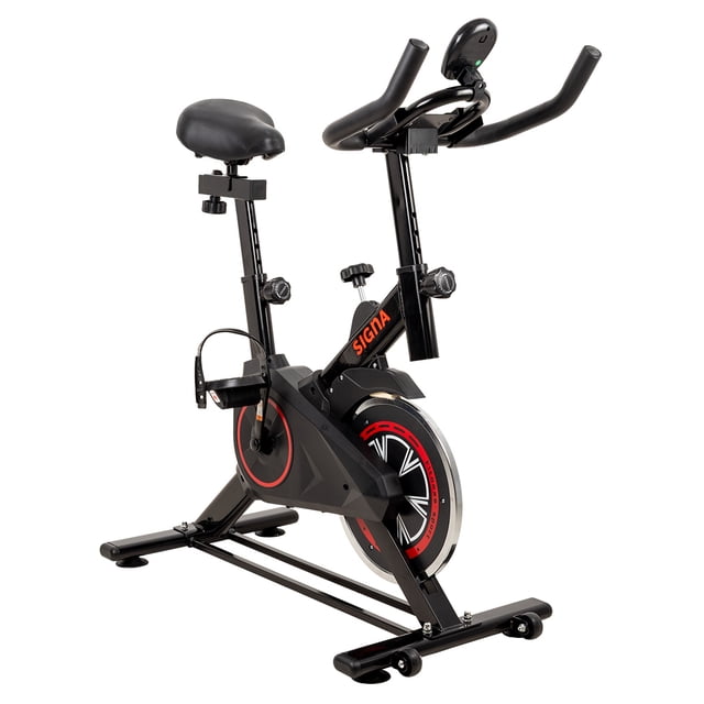 bicicleta spinning fija estática ajustable ejercicio cardio Bicicleta estática negra con estructura metálica, rueda de inercia de 6 kg con aro rojo, asiento y manubrio con ajuste de altura, perilla de resistencia, pedales con correas, monitor digital en el manubrio que muestra tiempo, velocidad, distancia y calorías, soporte para celular y requiere baterías AA.