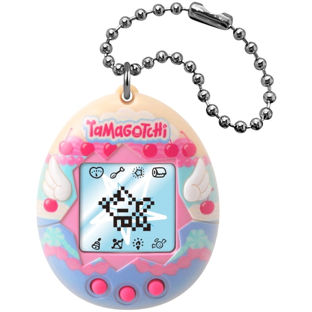 juego electrónico tamagotchi original angel cake mascota digital Tamagotchi en forma de huevo colgante color crema con detalles pastel y cadena, pantalla LCD frontal mostrando un personaje pixelado tipo fantasma, tres botones rosas en la base y estampado de alas y cerezas alrededor de la pantalla; también suele usarse como llavero coleccionable para llevar consigo.
