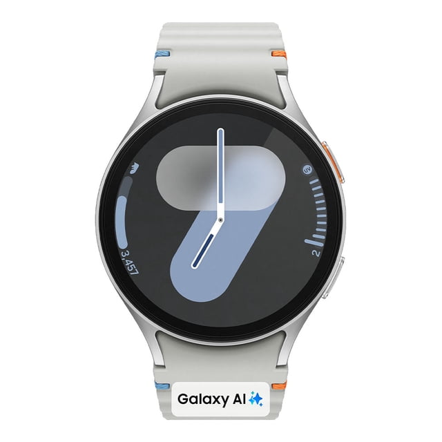 smartwatch samsung galaxy watch7 44 mm plata, vista frontal centrada con pantalla Super AMOLED de 1.31" mostrando esfera digital, caja plateada de vidrio flotante y correa gris con costuras y detalles naranja y azul; especificaciones clave: BioActive Sensor y GPS de doble banda según ficha técnica.