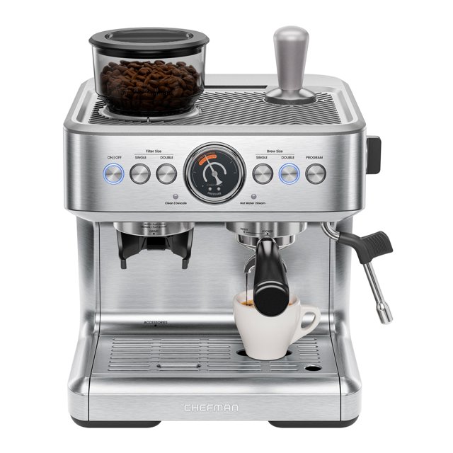chefman - máquina de espresso con molino multicolor, vista frontal centrada de cafetera de acero inoxidable con tolva superior llena de granos, panel frontal con botones y perilla central, portafiltro instalado con taza blanca recibiendo espresso y varilla de vapor a la derecha; bandeja goteo perforada y logo Chefman en la base. Ideal para preparar más de 7 bebidas a base de café; adecuada para uso doméstico u oficina pequeña.