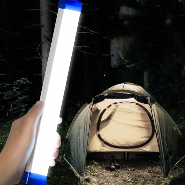 farol de camping led luz portátil recargable | lámpara de tubo de emergencia inalámbrica batería blanca de 1200mah, tubo LED de 17 x 4 cm en mano con extremos azules frente a tienda iluminada en bosque nocturno; pantalla difusa con arco luminoso de 180°, tres modos (alto/baja/parpadeo), carga USB y montaje por gancho oculto o adsorción magnética según ficha, adecuada para acampada y cortes de luz.