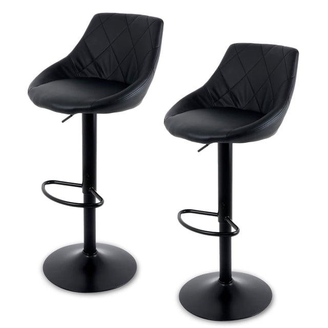 sillas de bar para barra de cocina con respaldo y reposapies de altura ajustable bancos para bar con asiento acolchado diseño elegante set de 2 piezas full black Par de sillas de bar Jolbird full black con asiento acolchado en poliuretano y costura en patrón rombo; respaldo medio, giro 360° y poste central con elevador hidráulico y palanca lateral para ajuste de altura. Reposapiés en anillo y base redonda metálica de 38 cm de diámetro; vista frontal 3/4 sobre fondo blanco. También suelen usarse como asiento alto en estaciones de trabajo domésticas.