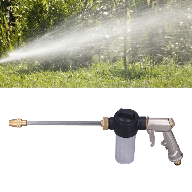 pistola de agua de alta presión anggrek 100 ml para manguera de jardín gatillo lateral metálico plateado, boquilla larga de acero inoxidable con adaptador para manguera de 1/2 pulgada y depósito transparente de espuma 100 ml; boquilla giratoria ajustable para niebla, rociado o chorro. Escena de producto sobre fondo blanco con muestra superior de chorro sobre césped.